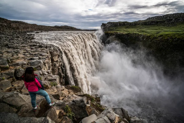 Viajes de viajeros a la cascada Dettifoss en Islandia —  Fotos de Stock