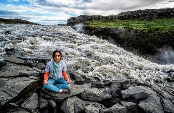 Nő nem jóga a Dettifoss Fall Izlandon. — Stock Fotó