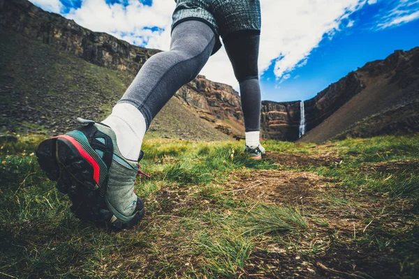 Traveler hiking at Hengifoss Waterfall, Iceland. — Stock Photo, Image