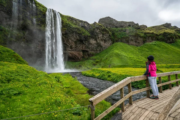 Cascade magique Seljalandsfoss en Islande. — Photo