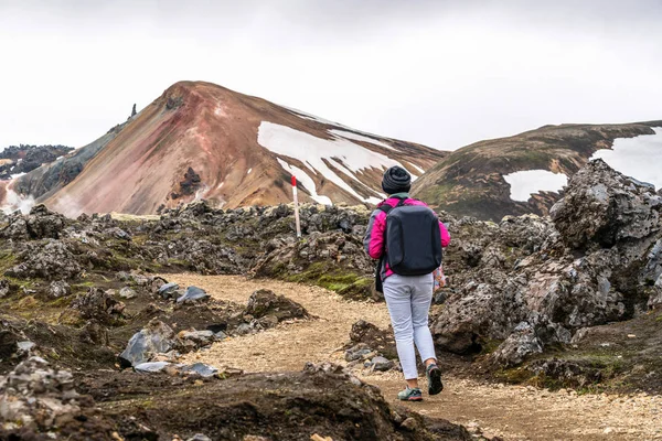 Caminhada de viajantes em Landmannalaugar Islândia Highland — Fotografia de Stock