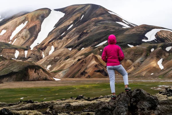 Caminata del viajero en Landmannalaugar Islandia Highland —  Fotos de Stock