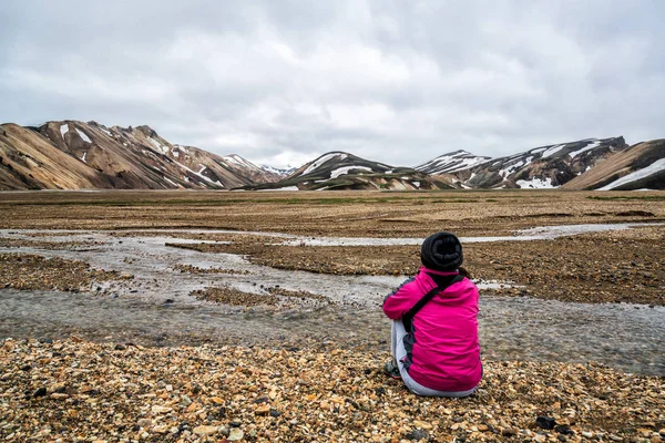 Caminhada de viajantes em Landmannalaugar Islândia Highland — Fotografia de Stock