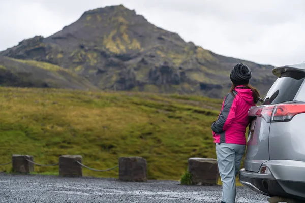 Mulher viagens turísticas de carro SUV na Islândia. — Fotografia de Stock