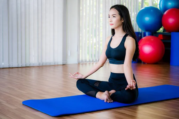 Jonge vrouw beoefenen yoga in een gym Studio. — Stockfoto