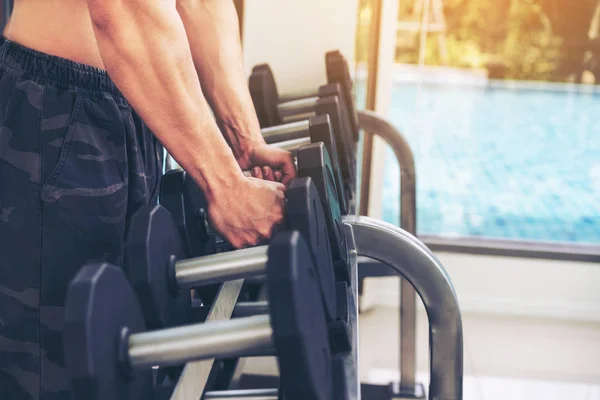 Muscular hombre culturista entrenamiento con mancuernas . —  Fotos de Stock