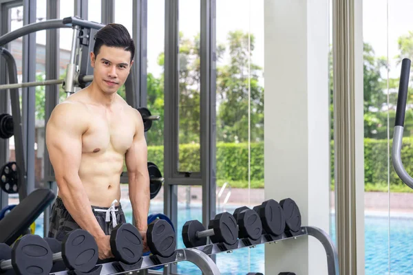 Muscular hombre culturista entrenamiento con mancuernas . —  Fotos de Stock