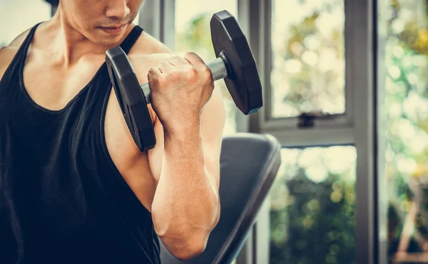 Muscular hombre culturista entrenamiento con mancuernas . —  Fotos de Stock