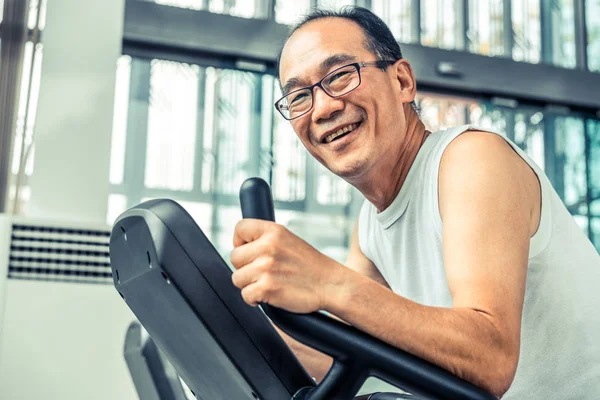 Esercizio dell'uomo anziano sul tapis roulant nel centro fitness — Foto Stock