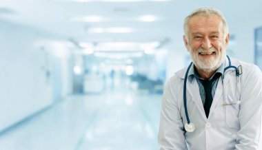 Hastanede çalışan kıdemli erkek doktor.