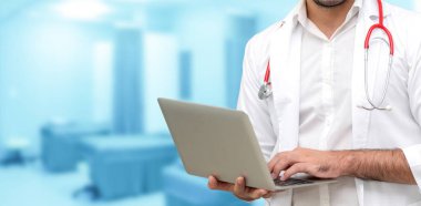 Hastanede dizüstü bilgisayar kullanan bir doktor..