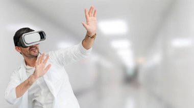 Doktor Vr sanal gerçeklik gözlüğü giyiyor.