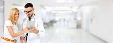 Doktor hasta hastanede konuşurken.