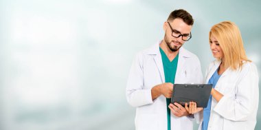 Doktorlar iş arkadaşlarıyla hastanede çalışıyorlar..