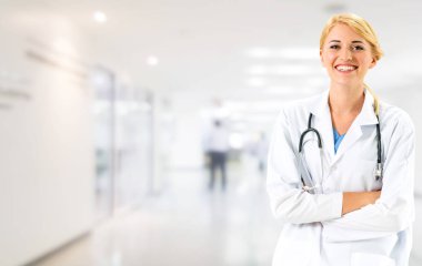 Hastane ofisinde çalışan kadın doktor..