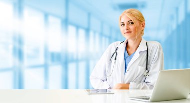 Hastanede dizüstü bilgisayar kullanan bir doktor..