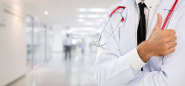 Hastanede çalışan genç erkek doktor..