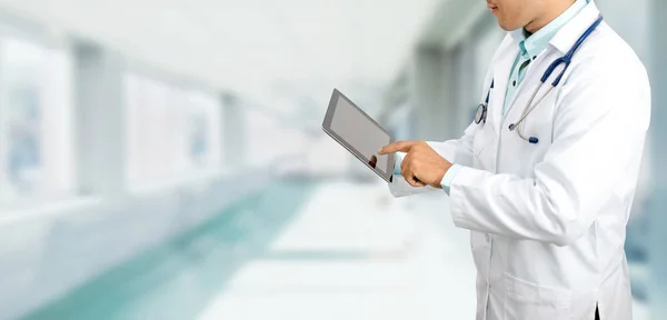 Doktor s tabletovým počítačem v nemocnici. — Stock fotografie