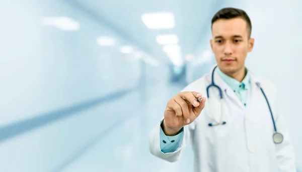 Doctor pointing pen at empty space for your text. — Stock Photo, Image