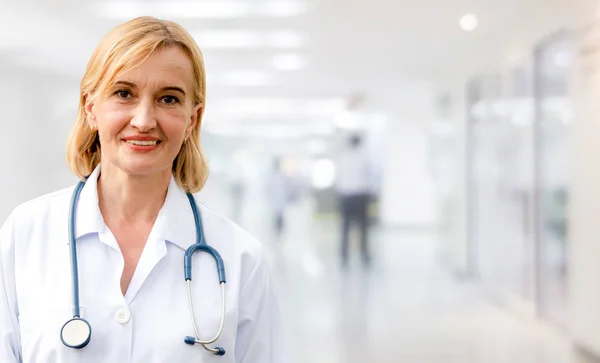 Senior woman doctor working in the hospital. — Stock Photo, Image