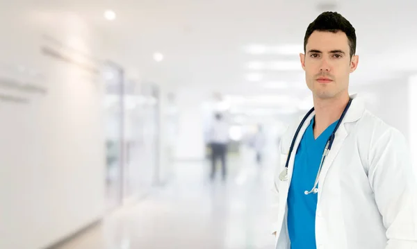 Joven médico masculino que trabaja en el hospital. — Foto de Stock