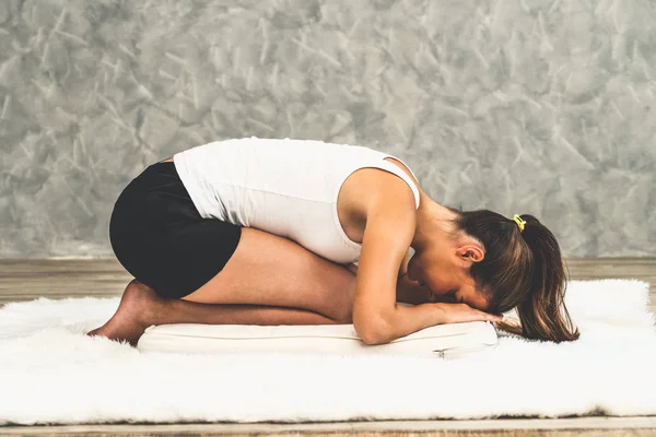 Jonge vrouw yoga op tapijt thuis woonkamer. — Stockfoto