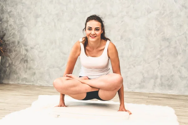 Ung kvinna yoga på mattan hemma vardagsrum. — Stockfoto