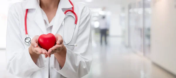 Arts met een rood hart op ziekenhuis kantoor. — Stockfoto