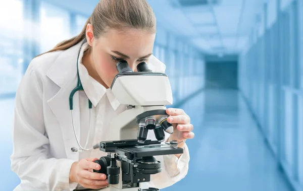 Investigador científico utiliza microscopio en laboratorio — Foto de Stock