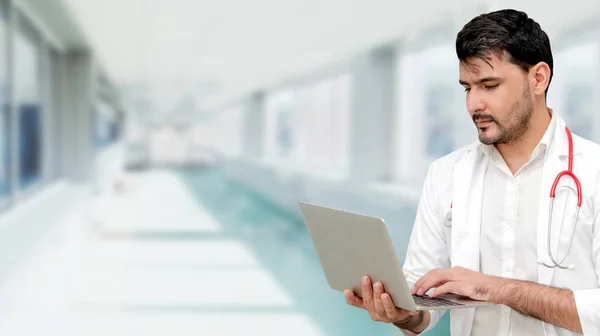 Médico usando computador portátil no hospital. — Fotografia de Stock