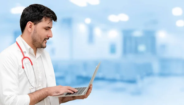 Doctor usando computadora portátil en el hospital. — Foto de Stock