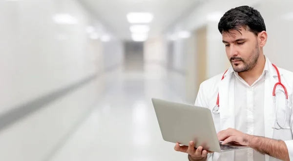 Doctor usando computadora portátil en el hospital. — Foto de Stock