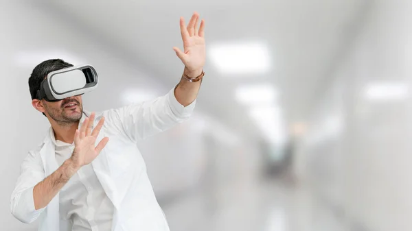 Médecin portant VR lunettes de réalité virtuelle . — Photo