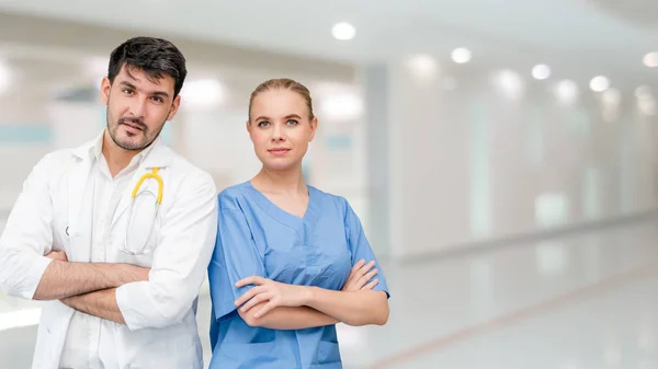 Medici in ospedale che lavorano con un altro medico . — Foto Stock