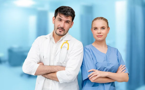 Ärzte im Krankenhaus arbeiten mit einem anderen Arzt zusammen. — Stockfoto