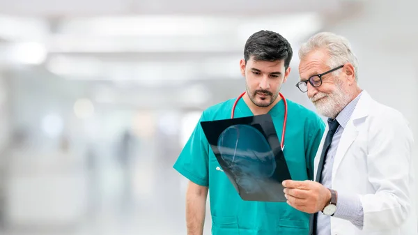 Médicos en el hospital trabajando con otro médico . — Foto de Stock