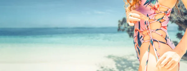 Feliz joven en la playa en las vacaciones de verano . — Foto de Stock