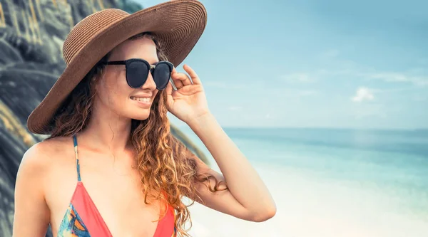 Feliz joven en la playa en las vacaciones de verano . — Foto de Stock