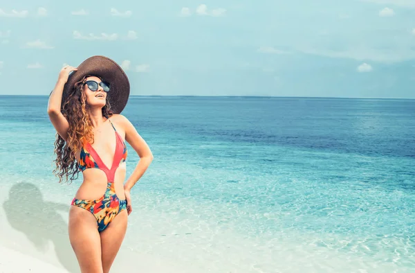 Glückliche junge Frau im Sommerurlaub am Strand. — Stockfoto