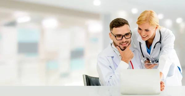 Medici che lavorano con il computer portatile in ospedale . — Foto Stock