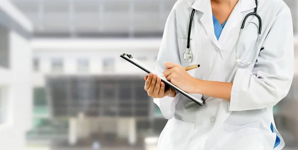 Doctora que trabaja en el consultorio del hospital. — Foto de Stock