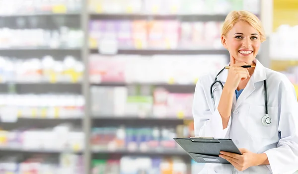 Farmacista donna che lavora in farmacia . — Foto Stock