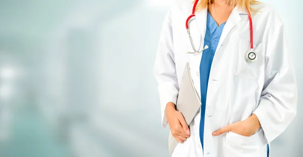 Femme médecin travaillant au bureau de l'hôpital
. Photo De Stock