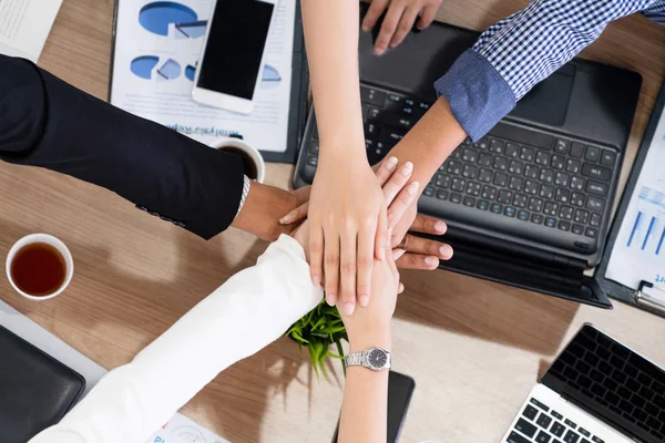 Teamwork zakenmensen slaan handen ineen om elkaar te ontmoeten. — Stockfoto