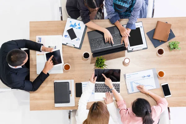 Gente de negocios en reunión de grupo en la oficina. — Foto de Stock