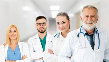 Doktor diğer doktorlar ile hastanede çalışıyor.