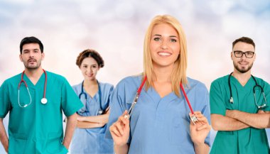 Doktor diğer doktorlar ile hastanede çalışıyor.