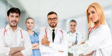 Doktor diğer doktorlar ile hastanede çalışıyor.