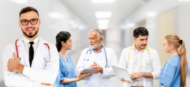 Doktor diğer doktorlar ile hastanede çalışıyor.