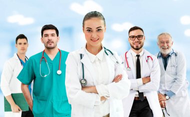 Doktor diğer doktorlar ile hastanede çalışıyor.